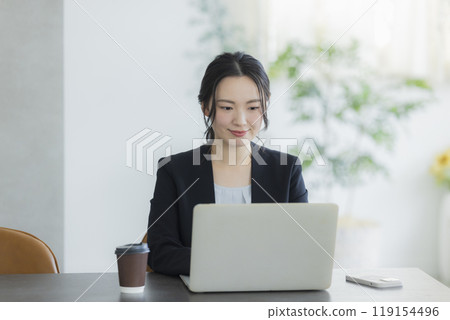 Business woman operating a personal computer in the office Business woman operating a personal computer in the office 119154496