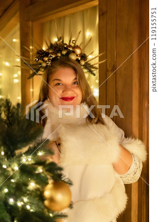 Woman Christmas Wreath Smiling Festive Decor 119155751
