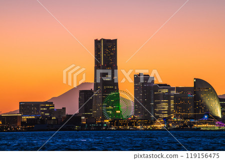 日本橫濱城市景觀富士山與港未來。左後方是櫻木町站方向 119156475