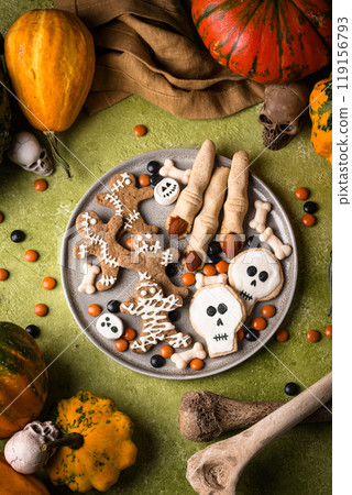 Halloween scary gingerbread cookies for party 119156793