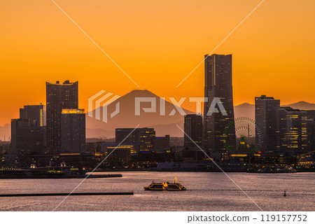 日本橫濱城市景觀，俯瞰港口未來、富士山、Marine Rouge 等。螢幕的左中角朝向櫻木町站。 119157752