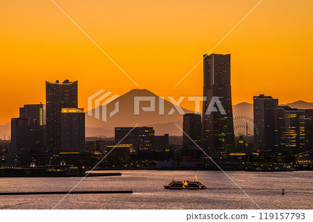 日本橫濱城市景觀，俯瞰富士山、港未來、Marine Rouge 等。螢幕中央的左後方是櫻木町站的方向。 119157793