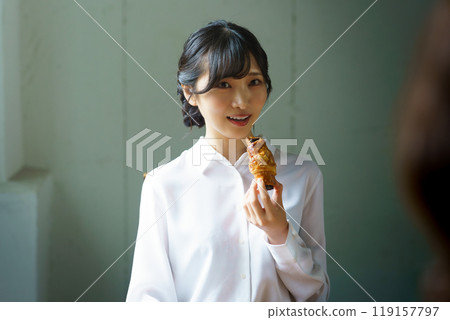 早晨，年輕女子在平靜的氣氛中喝一杯咖啡 119157797