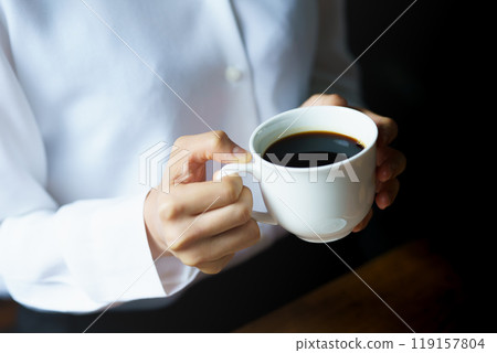 早晨，年輕女子在平靜的氣氛中喝一杯咖啡 119157804