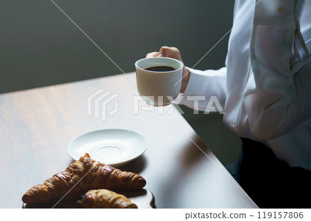 早晨，年輕女子在平靜的氣氛中喝一杯咖啡 119157806