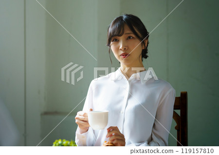 早晨,年輕女子在平靜的氣氛中喝一杯咖啡 早晨,年輕女子在平靜的氣氛中喝一杯咖啡 119157810