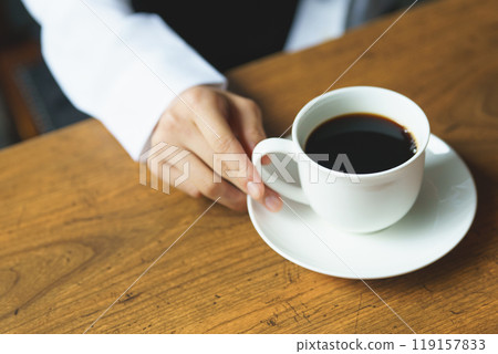 早晨，年輕女子在平靜的氣氛中喝一杯咖啡 119157833