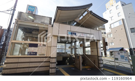 Tokyo Metro Marunouchi Line Shin-Otsuka Station Exit 2, where an escalator is installed 119160964