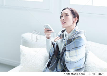 A woman who feels cold using an air conditioner A woman who feels cold using an air conditioner 119161025