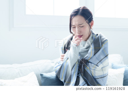 Unwell woman coughing in the living room 119161928