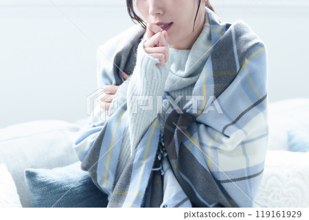 不適的婦女在客廳咳嗽 119161929