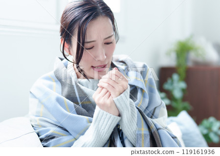 Women with cold extremities Women with cold extremities 119161936