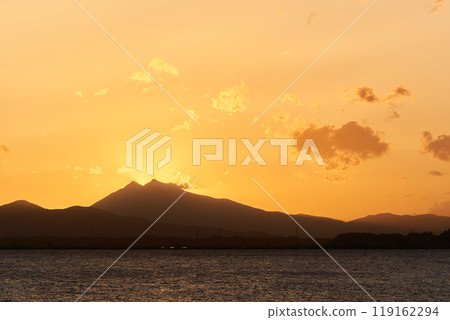 Sunset sky and the silhouette of Mount Tsukuba seen from Lake Kasumigaura Sunset sky and the silhouette of Mount Tsukuba seen from Lake Kasumigaura 119162294