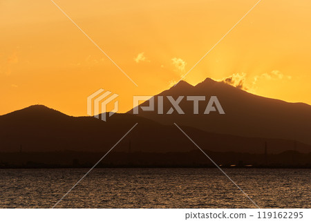Sunset sky and the silhouette of Mount Tsukuba seen from Lake Kasumigaura 119162295