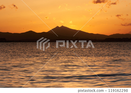 Sunset sky and the silhouette of Mount Tsukuba seen from Lake Kasumigaura Sunset sky and the silhouette of Mount Tsukuba seen from Lake Kasumigaura 119162298