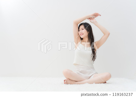 美麗的年輕女子交叉雙腿伸展身體 119163237