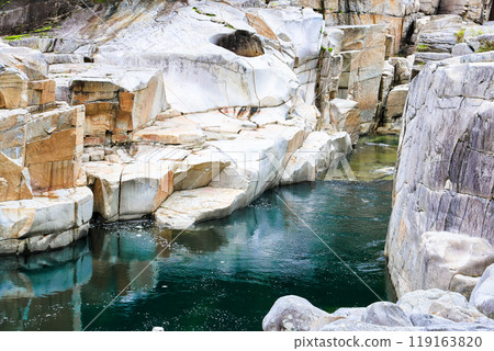 醒著的地板上的倒影 119163820