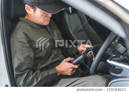 OBD車輛檢查/機械師，將故障診斷機/掃描工具連接到汽車並進行診斷 119164021