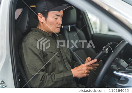 OBD車輛檢查/機械師，將故障診斷機/掃描工具連接到汽車並進行診斷 119164023