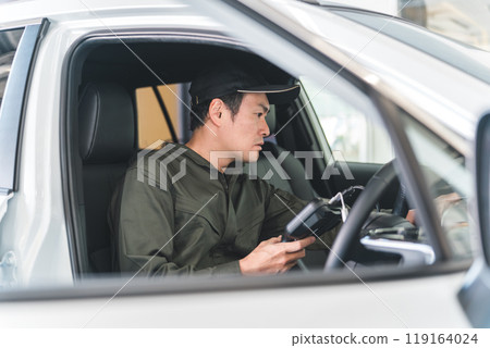 OBD車輛檢查/機械師，將故障診斷機/掃描工具連接到汽車並進行診斷 119164024