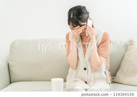 亞洲女性在用智能手機聊天時感到震驚（欺凌、麻煩、心碎） 119164139