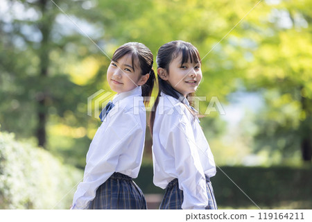 小學生背對著彼此微笑 119164211
