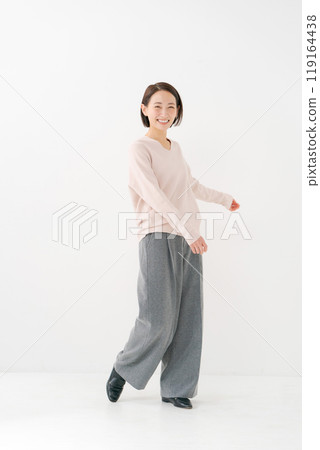 一個穿著毛衣短鮑伯的女人 119164438