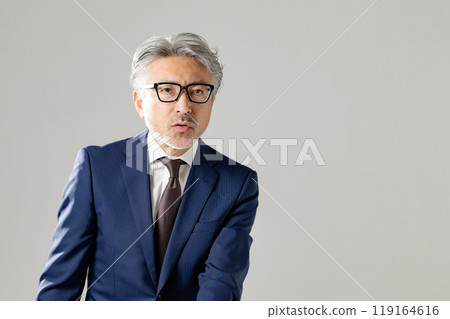 Businessman in a suit 119164616