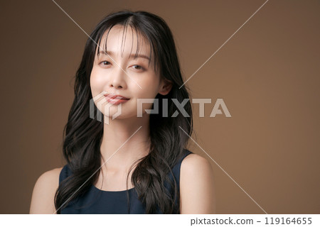 Portrait of a woman in her 20s with long hair Portrait of a woman in her 20s with long hair 119164655