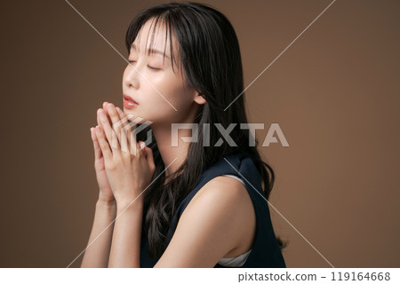Portrait of a woman in her 20s with long hair 119164668