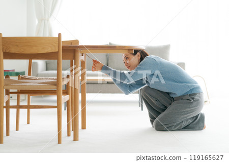 修桌子的女人 119165627