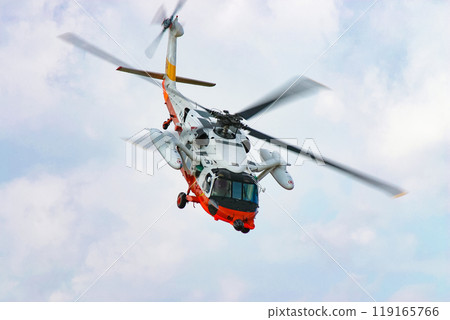 飛行中的海上自衛隊救援直升機UH-60J 飛行中的海上自衛隊救援直升機UH-60J 119165766