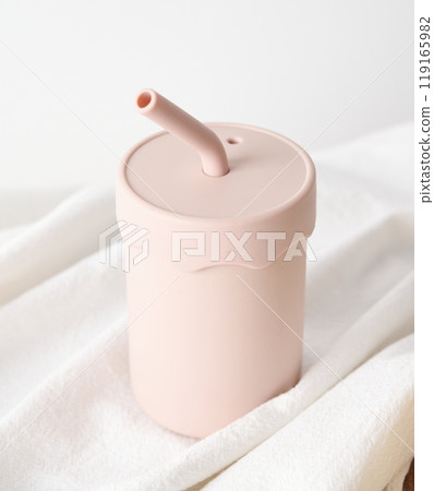 兒童水杯簡約北歐粉紅杯子吸管硅膠毛巾桌子上簡單 119165982