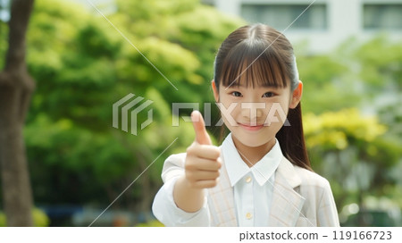 微笑的日本女孩做豎起大拇指的手勢 119166723