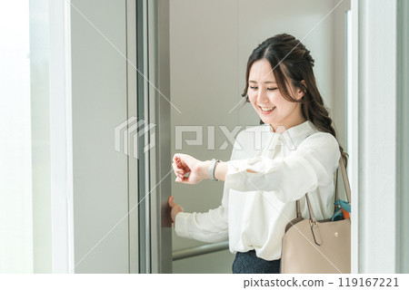 從電梯廳出去的女商人 119167221