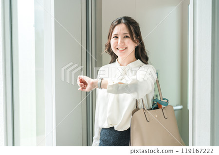 從電梯廳出去的女商人 119167222