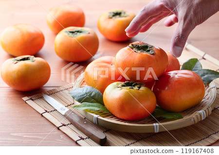 秋天的味道 柿子放在籃子裡(木紋背景) 柿子果 牡蠣果 秋天的味道 柿子放在籃子裡(木紋背景) 柿子果 牡蠣果 119167408