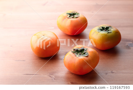 秋天的味道 柿子上放著玫瑰（木紋背景） 柿子果 牡蠣果 119167593