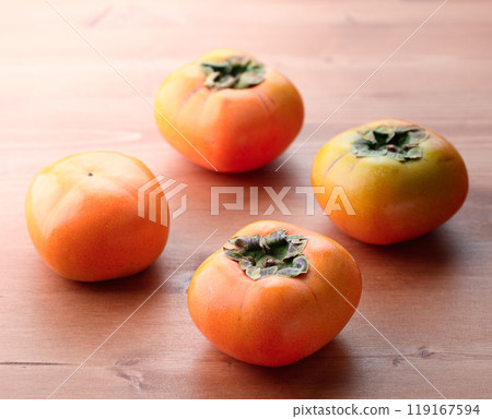秋天的味道 柿子上放著玫瑰(木紋背景) 柿子果 牡蠣果 秋天的味道 柿子上放著玫瑰(木紋背景) 柿子果 牡蠣果 119167594