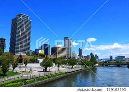 An urban oasis: Nakanoshima Park and high-rise apartment buildings 119168593
