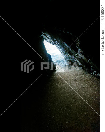 光線在岩石隧道中閃爍 119168824