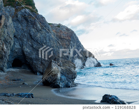 這就是海浪侵蝕形成的洞穴。 119168828