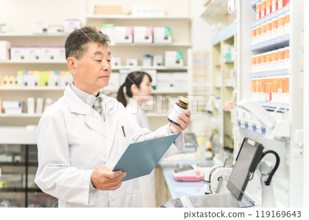 在藥局、醫院和藥局工作的藥劑師(處方、藥品、補充劑) 在藥局、醫院和藥局工作的藥劑師(處方、藥品、補充劑) 119169643