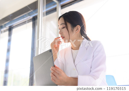 穿白大褂的女人 119170315