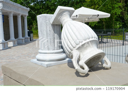 Sculpture of a vase ornament on a pillar in the garden 119170904
