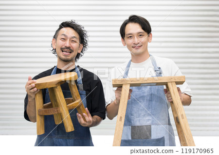 兩名男性工匠正在做 DIY、砍木頭、製作東西和雕刻,看著相機的回收和店員的圖像。 兩名男性工匠正在做 DIY、砍木頭、製作東西和雕刻,看著相機的回收和店員的圖像。 119170965