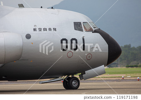 C-1運輸機降落後滑行 119171198