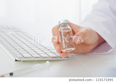 有小瓶的女性醫生 119171995