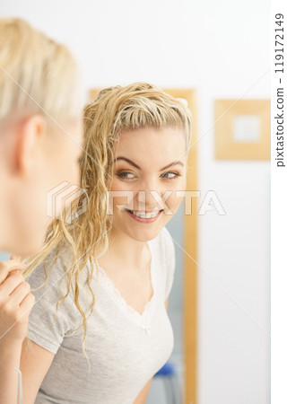 Woman with wet blonde hair 119172149
