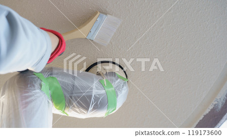 Image of exterior wall painting | A worker protects the drainage pipe and paints the exterior wall (eaves ceiling) Image of exterior wall painting | A worker protects the drainage pipe and paints the exterior wall (eaves ceiling) 119173600